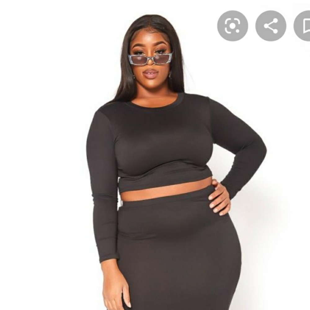 Black long sleeve crop
